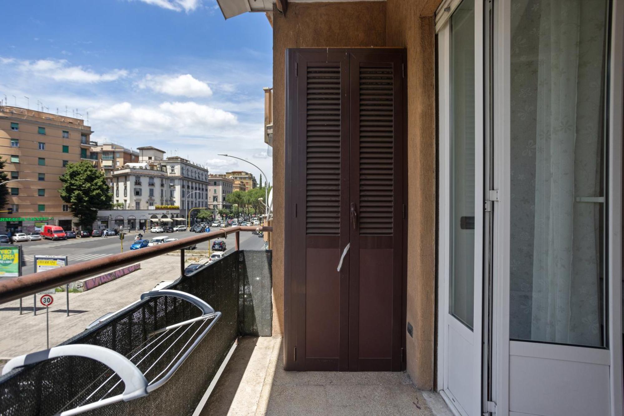 543 Appia Avenue - Metro A * Rom